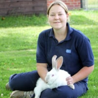 Animal care assistant Anna Lindley © RSPCA