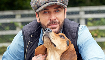 Pete Wicks with a rescue dog © RSPCA