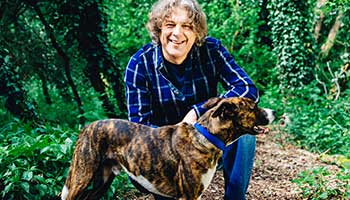 Alan Davies presenter of TV show The Dog Rescuers with a rescue dog © Channel 5 / RSPCA