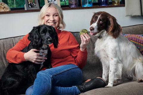  Joanna Page at home with her spaniels Bess and Lola