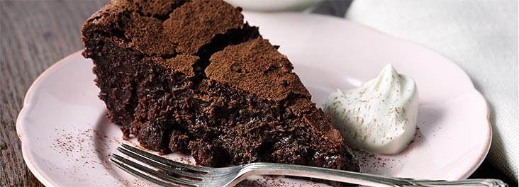 Raisin and bitter chocolate mud cake